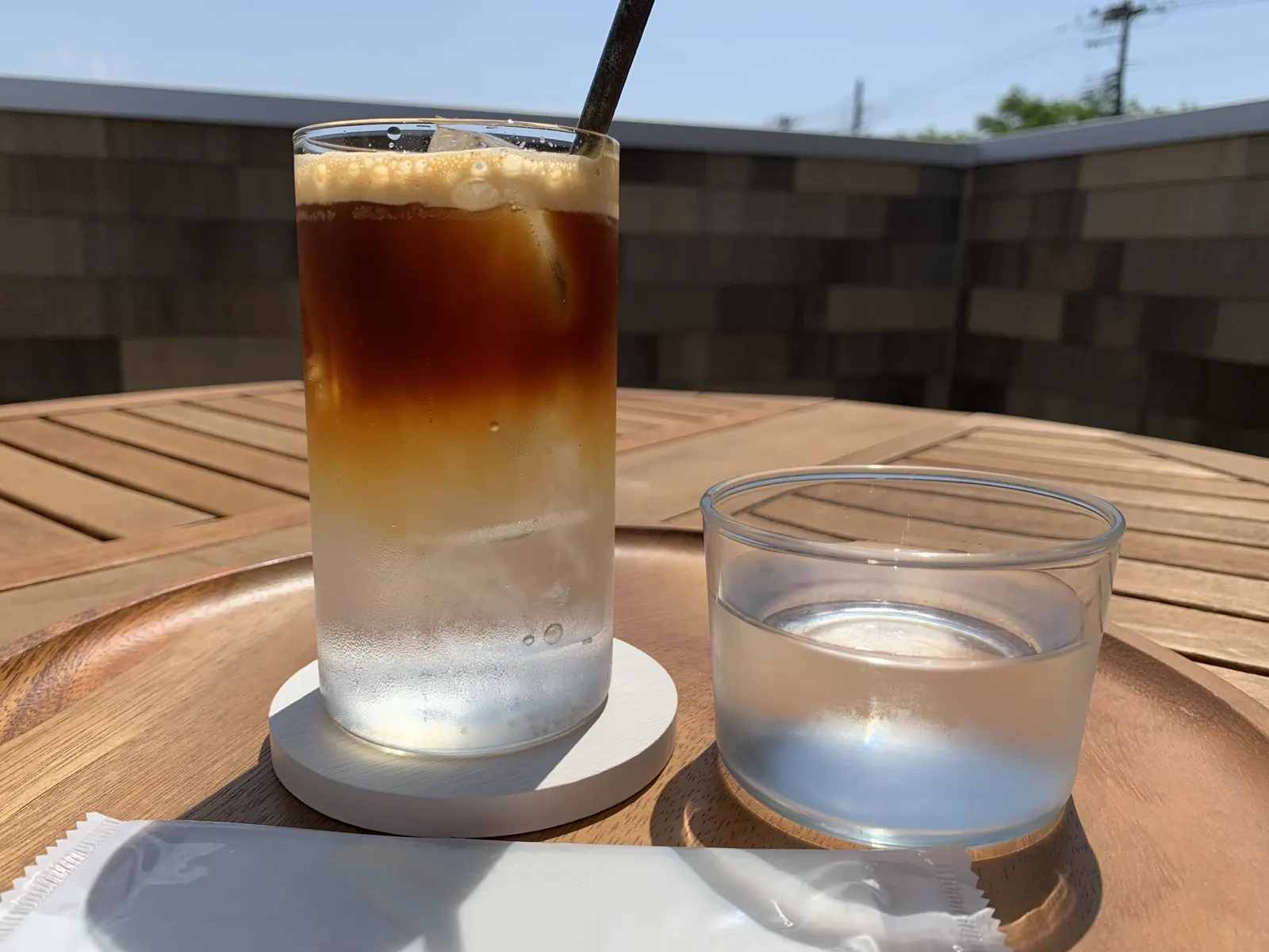 一杯咖啡气泡饮，深色咖啡层叠在透明气泡饮上方
